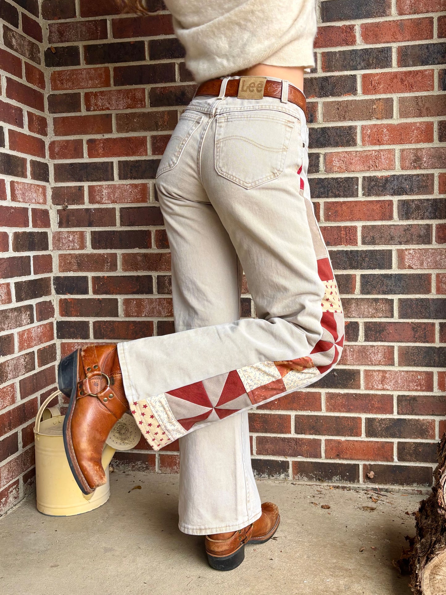 Ecru Tan Pinwheel Lees