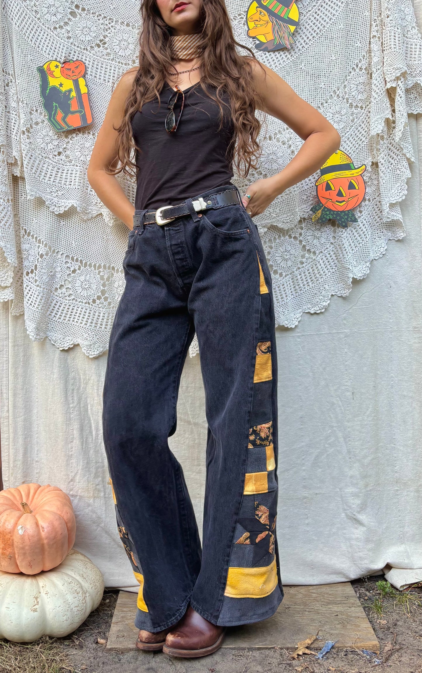 🖤 💛 Black & Gold Star Levi's