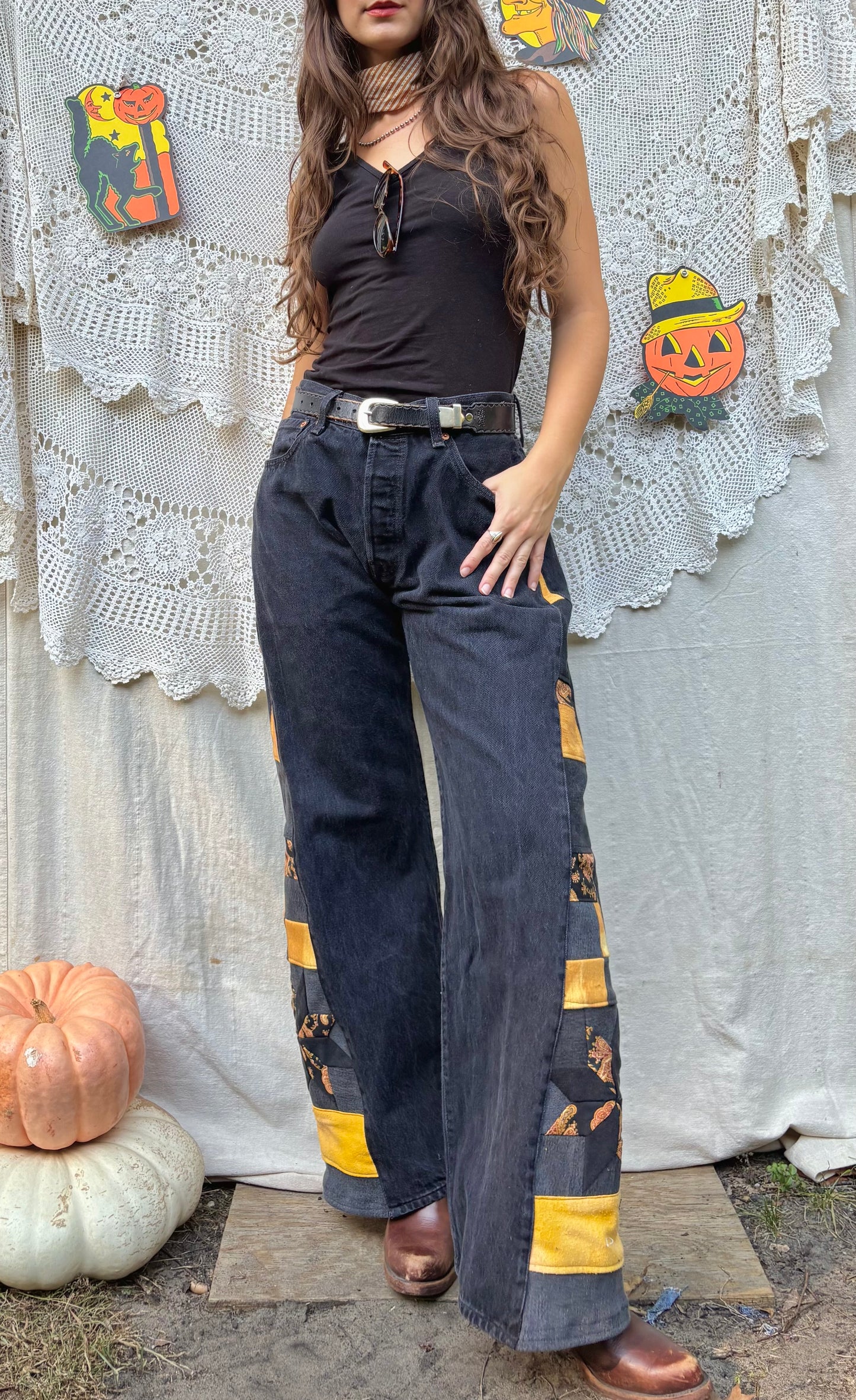 🖤 💛 Black & Gold Star Levi's