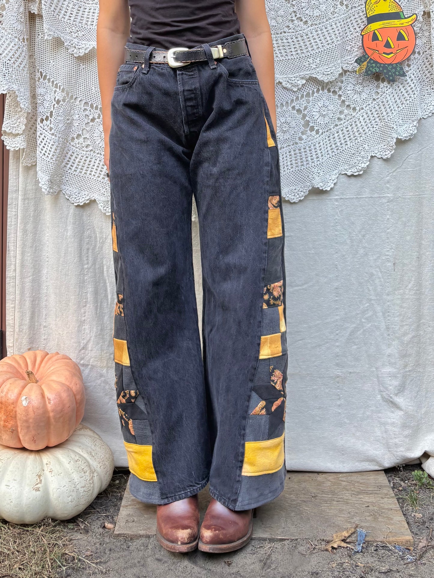 🖤 💛 Black & Gold Star Levi's