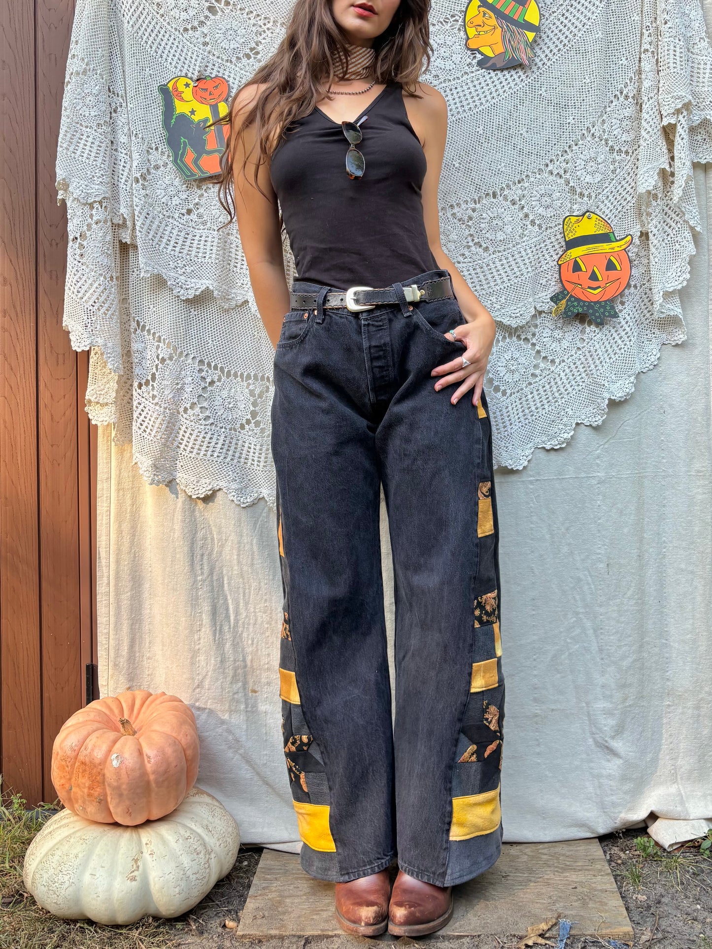 🖤 💛 Black & Gold Star Levi's