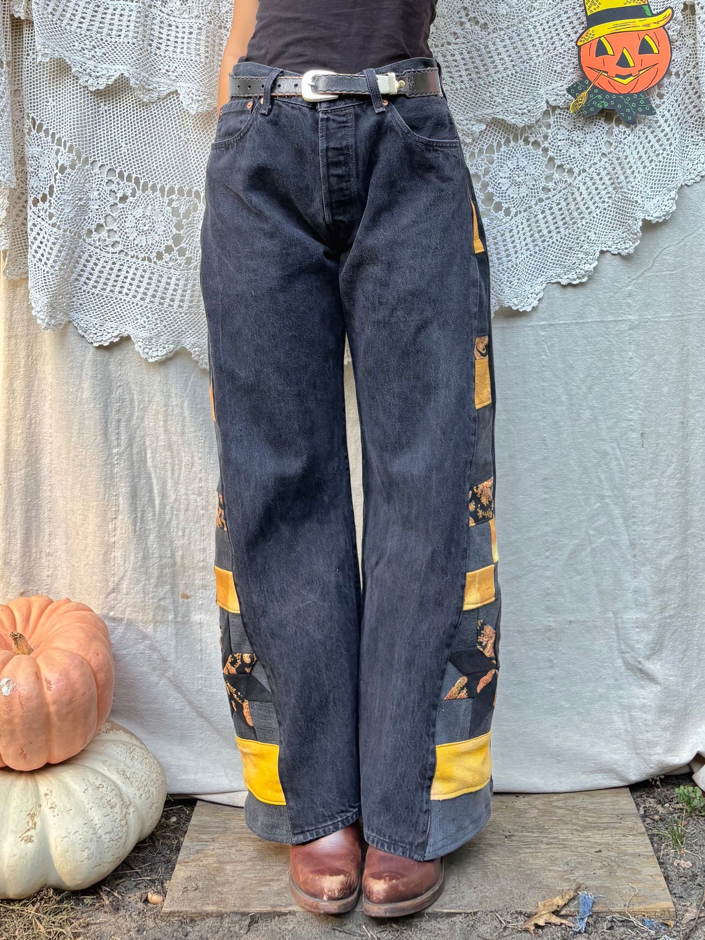 🖤 💛 Black & Gold Star Levi's